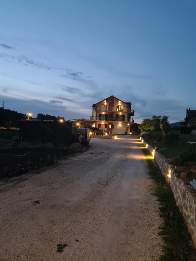 Slatki Snovi II Hotell Knin Exteriör bild