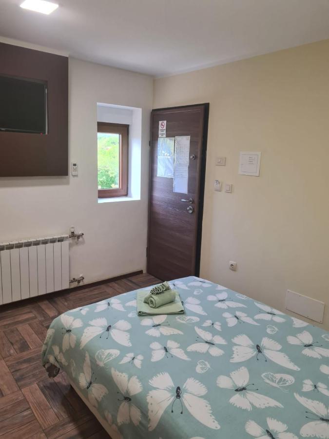 Slatki Snovi II Hotell Knin Exteriör bild